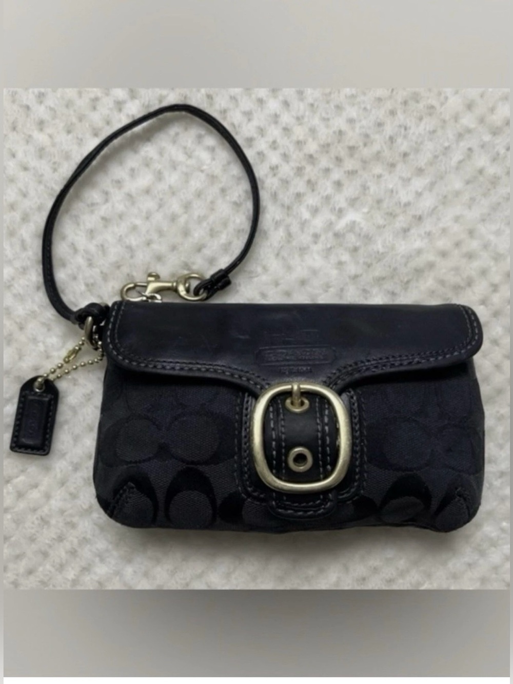 🩷 Coach Black Jacquard leather/canvas
Legacy signature wristlet Y2k💚